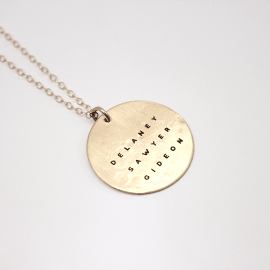 Oval and round necklaces personalized with engraved text, handmade gift for moms