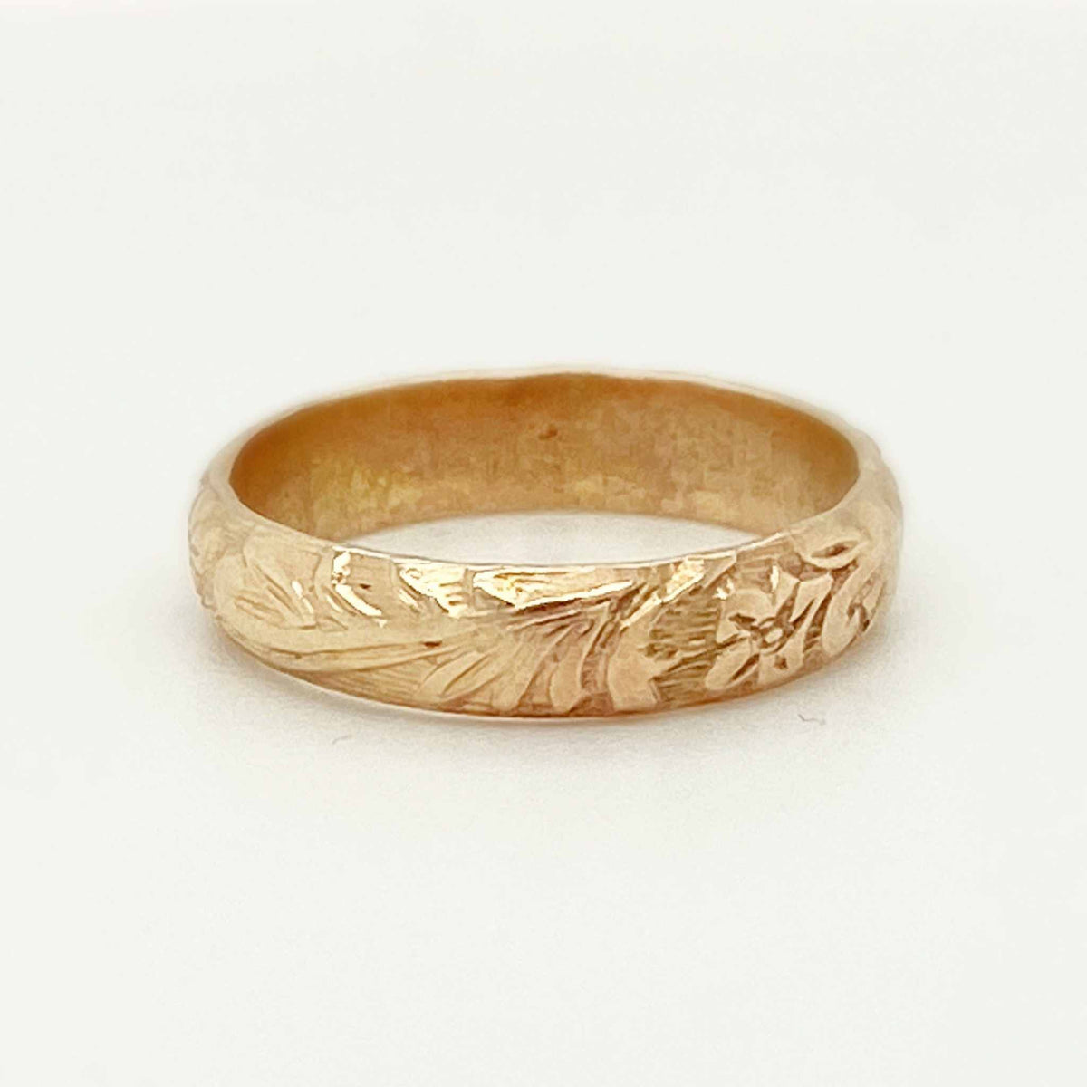 The Gold Blume Band gold floral 4mm wide ring with intricate nature-inspired engraving