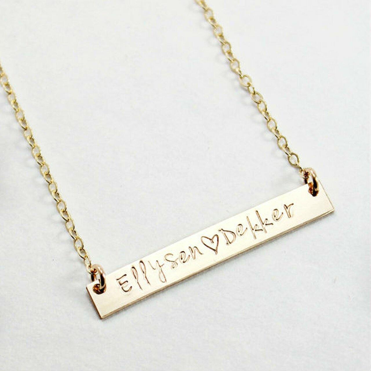Gold bar necklace with "Ellysen ♥ Dekker" engraving