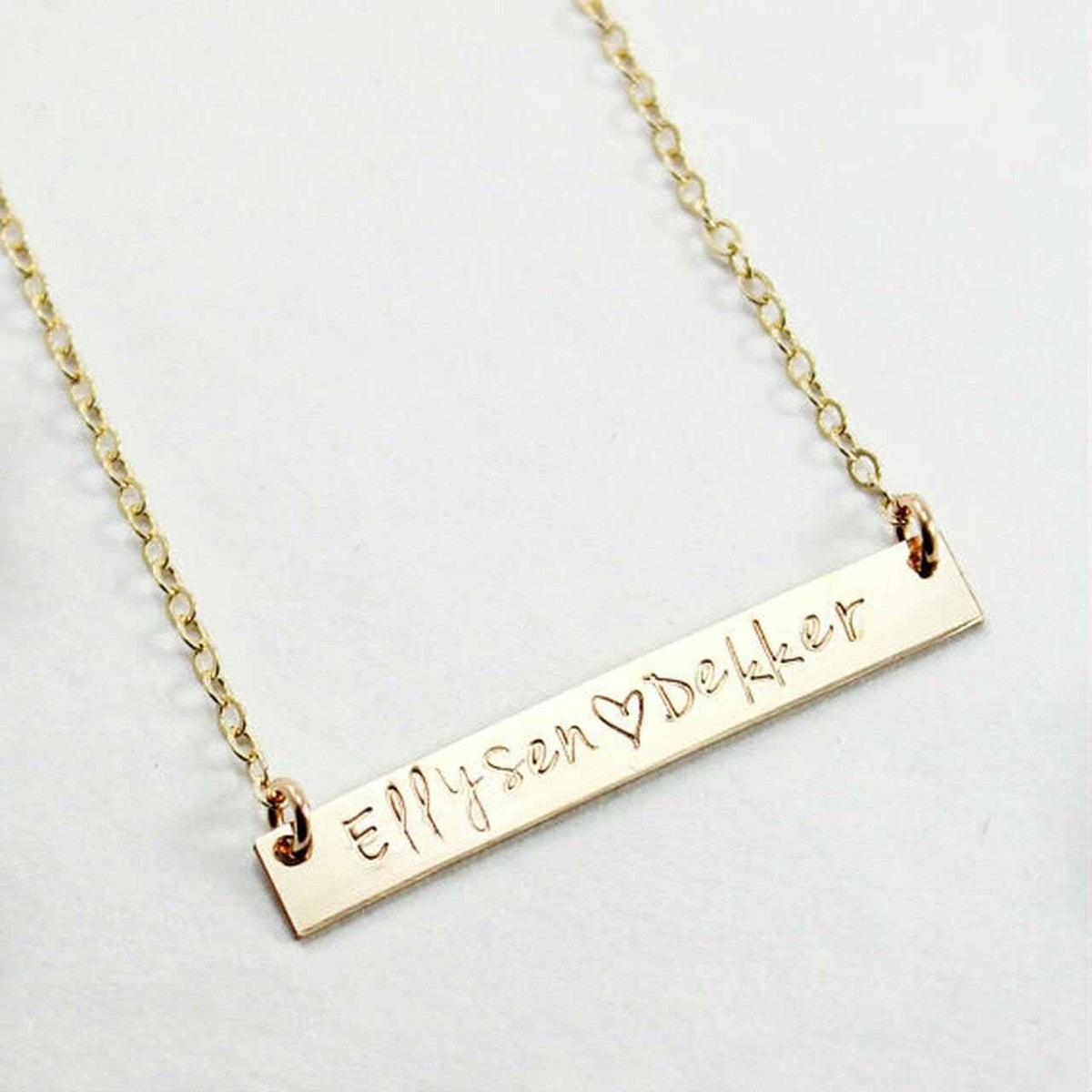 Gold bar necklace with "Ellysen ♥ Dekker" engraving