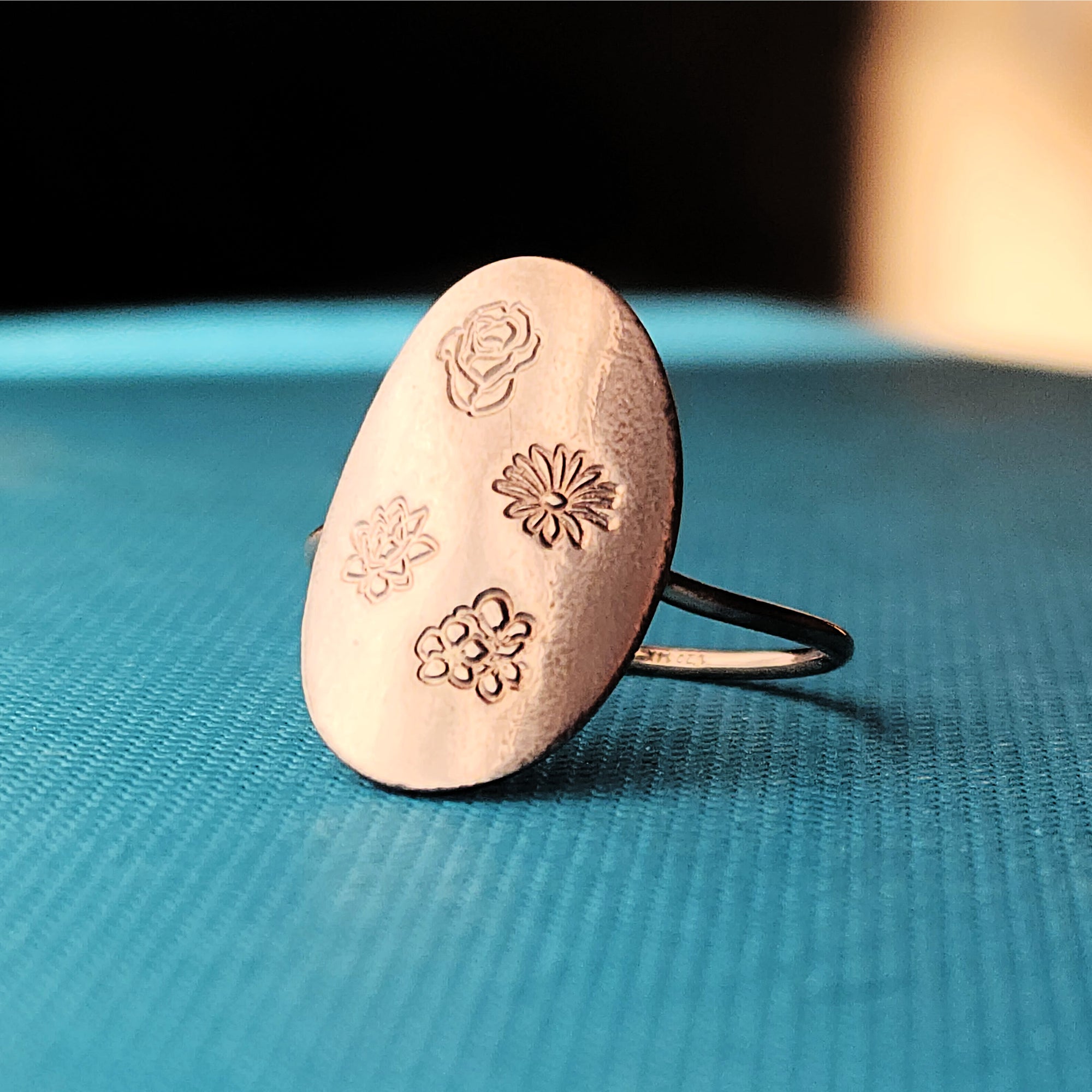 Personalized Birth Flower Oval Ring - Going Golden
