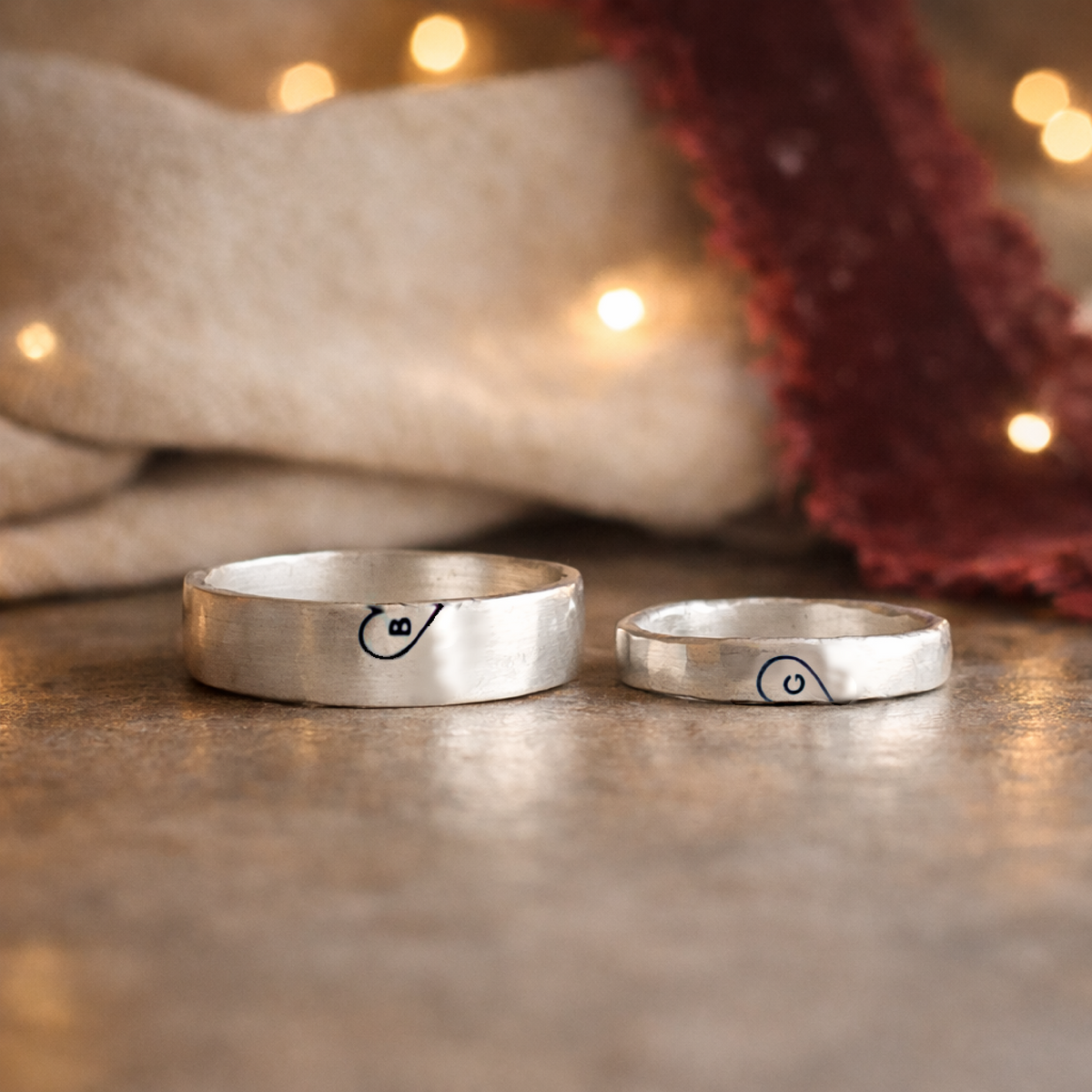 Couple's rings set with swirl design