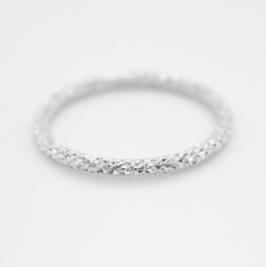 a .925 sterling silver sparkle ring on a white background