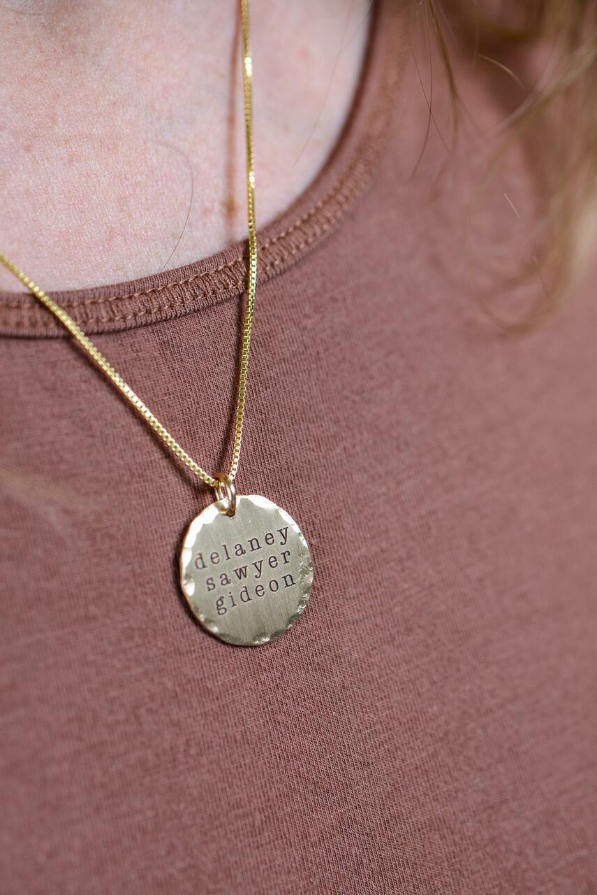Classic Mom Name Necklace - Going Golden
